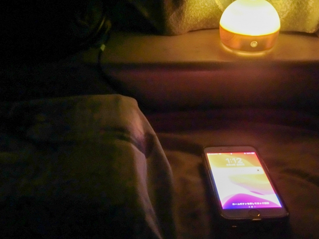 スマホ　夜　見ない